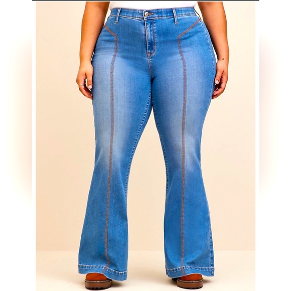 *NWT* Torrid High Rise Flare Jeans - Picture 1 of 5